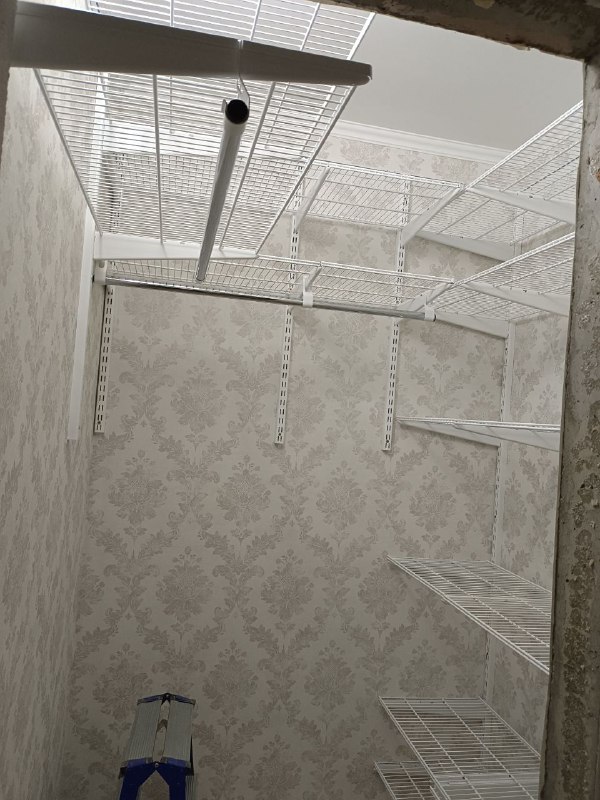 Белая угловая гардеробная с выдвижными корзинами, ~1,7×1,5 м, фото 1