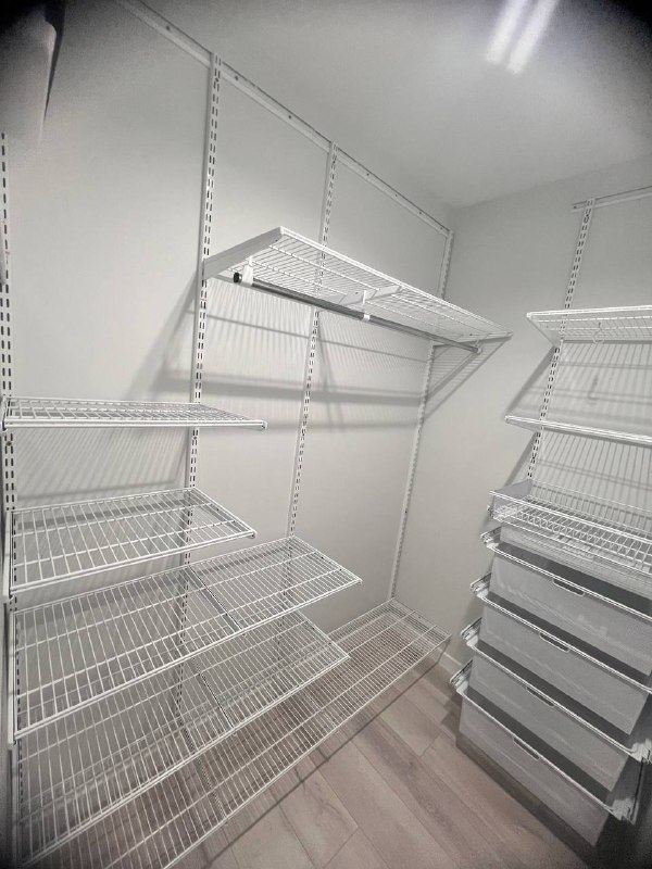 Белая угловая гардеробная с выдвижными корзинами, ~1×2 м, фото 2