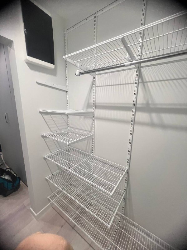 Белая угловая гардеробная с выдвижными корзинами, ~1×2 м, фото 3