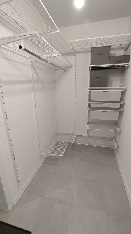 Белая угловая гардеробная с выдвижными корзинами, ~1,5×2 м, фото 1