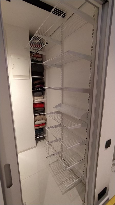 Белая угловая гардеробная с выдвижными корзинами, ~1,2×1,8 м, фото 1