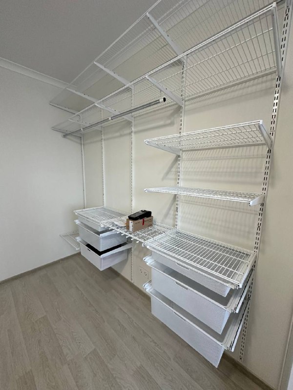 Белая угловая гардеробная с выдвижными корзинами, ~2,3×2,2 м, фото 1
