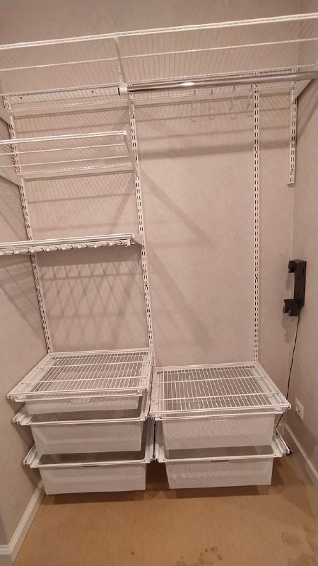 Белая угловая гардеробная с выдвижными корзинами, ~1,3×1,1 м, фото 1