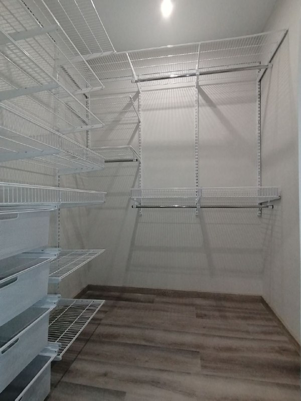 Белая угловая гардеробная с выдвижными корзинами, ~1,8×2 м, фото 1