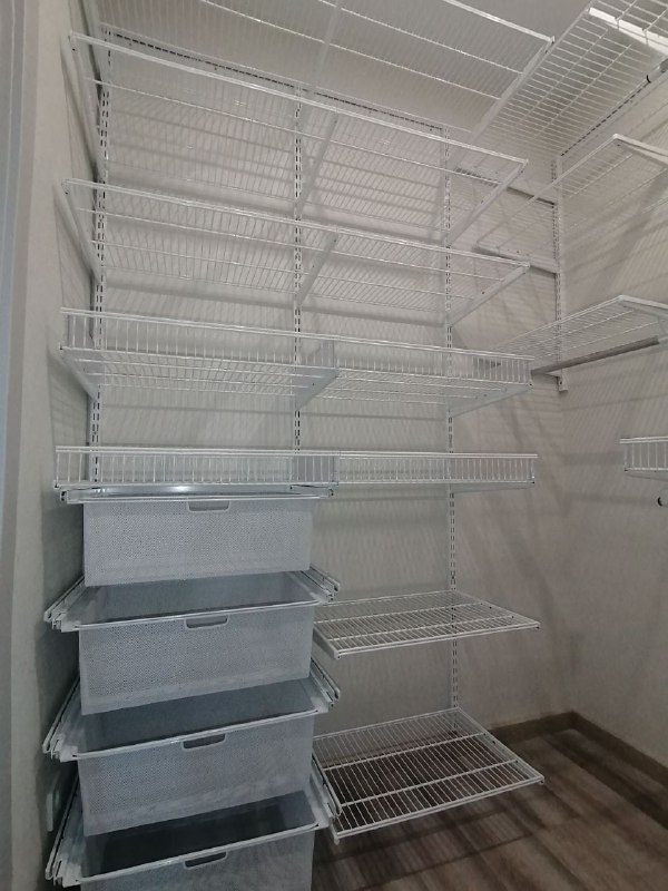 Белая угловая гардеробная с выдвижными корзинами, ~1,8×2 м, фото 2