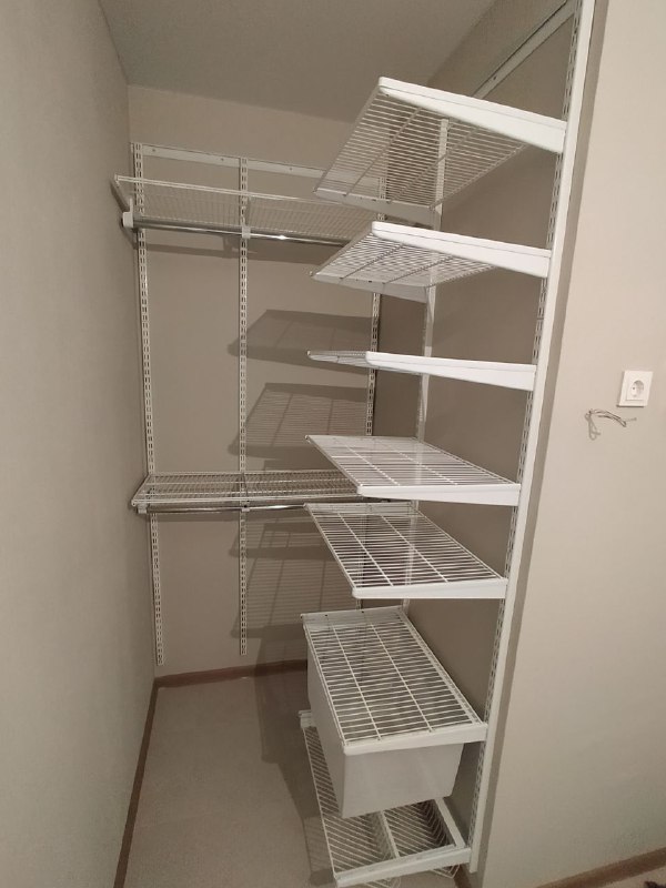 Белая угловая гардеробная с выдвижными корзинами, ~1,2×1,7 м, фото 1