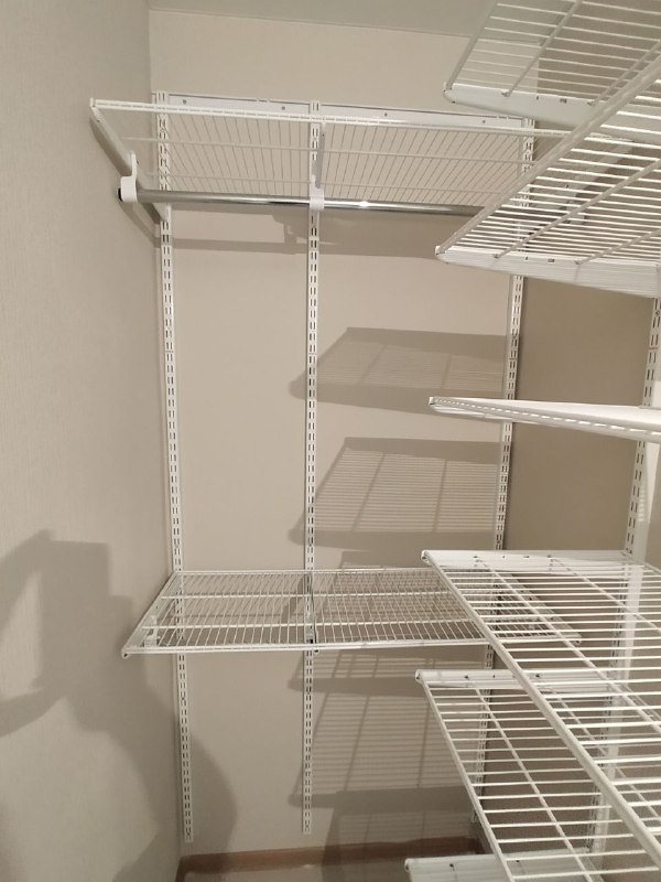 Белая угловая гардеробная с выдвижными корзинами, ~1,2×1,7 м, фото 2