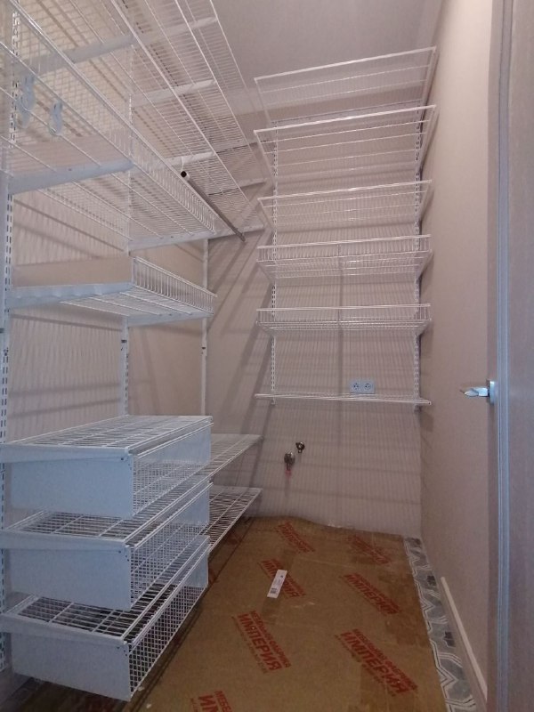 Белая угловая гардеробная с выдвижными корзинами, ~1,5×1,8 м, фото 2
