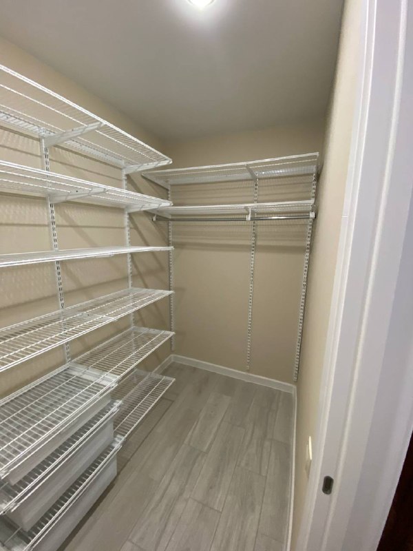 Белая угловая гардеробная с выдвижными корзинами, ~2,2×1,7 м, фото 1