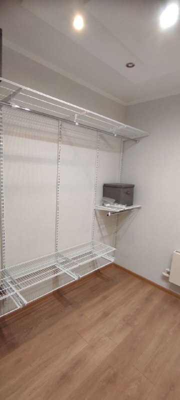 Белая угловая гардеробная с выдвижными корзинами, ~2,7×2 м, фото 2
