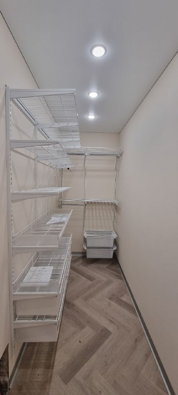 Белая угловая гардеробная с выдвижными корзинами, фото 1