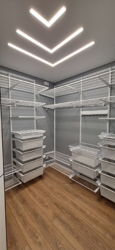 Белая угловая гардеробная с выдвижными корзинами, ~2×1,8 м, фото 1