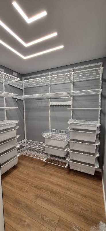 Белая угловая гардеробная с выдвижными корзинами, ~2×1,8 м, фото 2