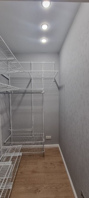 Белая угловая гардеробная с выдвижными корзинами, ~2,4×1,8 м, фото 1