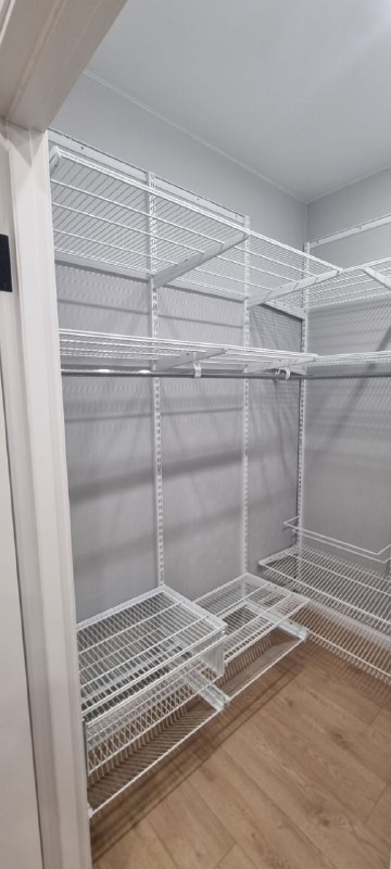 Белая угловая гардеробная с выдвижными корзинами, ~2,4×1,8 м, фото 2