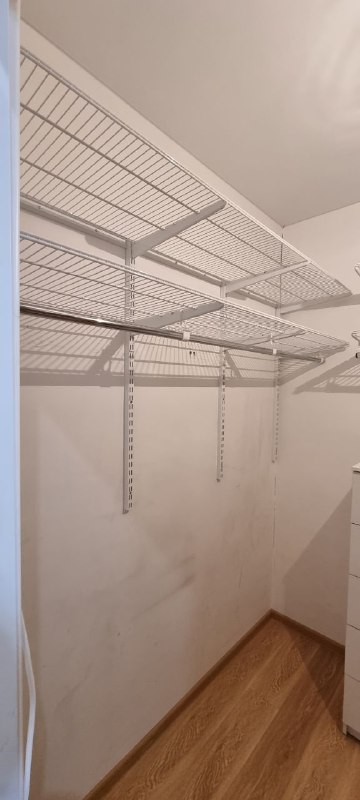 Белая угловая гардеробная с выдвижными корзинами, фото 2