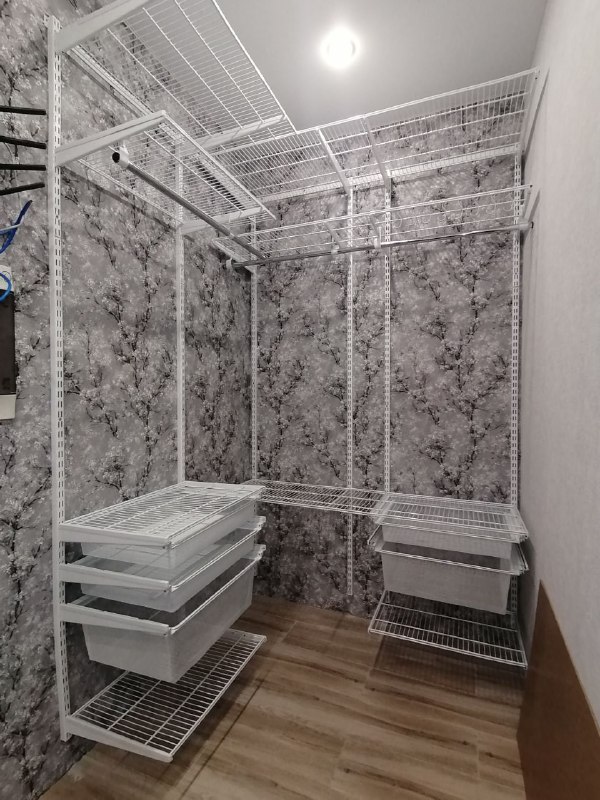 Белая угловая гардеробная с выдвижными корзинами, ~1,4×1,6 м, фото 1