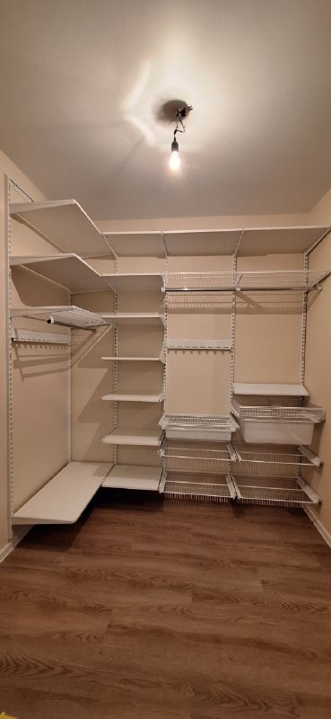 Белая угловая гардеробная с выдвижными корзинами, ~2,4×2 м, фото 1