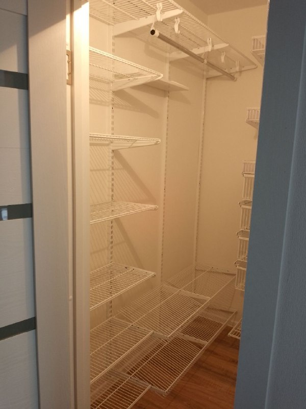 Белая угловая гардеробная с выдвижными корзинами, ~1,4×2,2 м, фото 2
