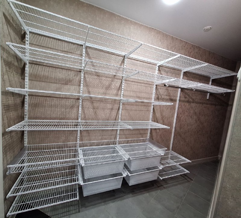Белая угловая гардеробная с выдвижными корзинами, ~3×2 м, фото 1