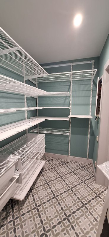 Белая угловая гардеробная с выдвижными корзинами, ~2,7×2 м, фото 1