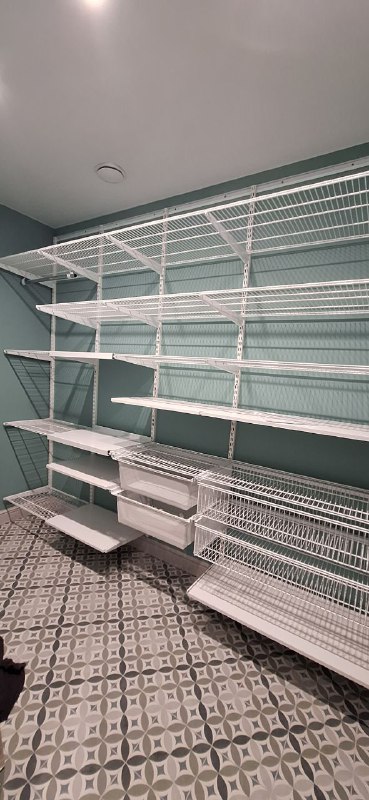 Белая угловая гардеробная с выдвижными корзинами, ~2,7×2 м, фото 2