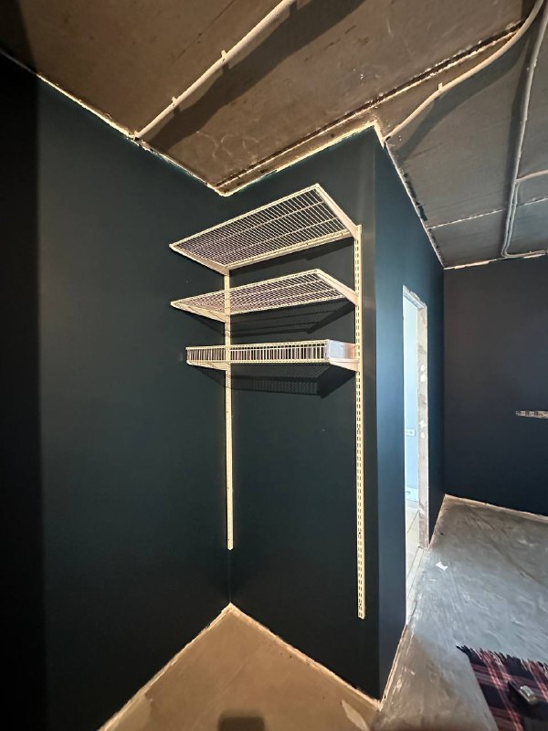 Белая угловая гардеробная с выдвижными корзинами, ~1,8×2 м, фото 2