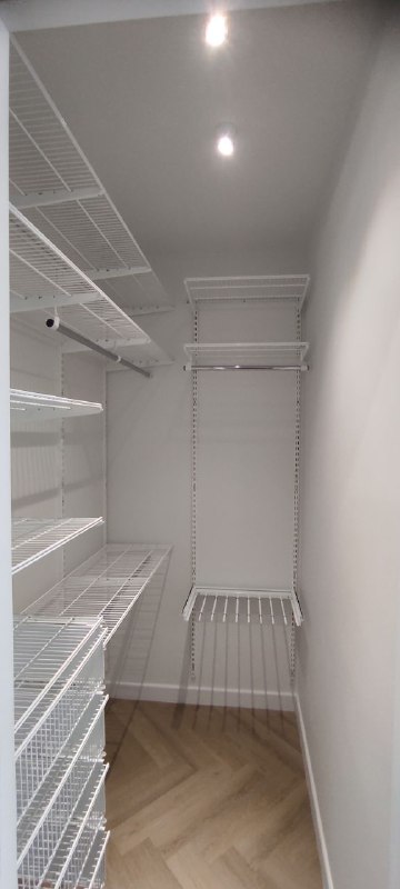 Белая угловая гардеробная с выдвижными корзинами, ~1×2,1 м, фото 1