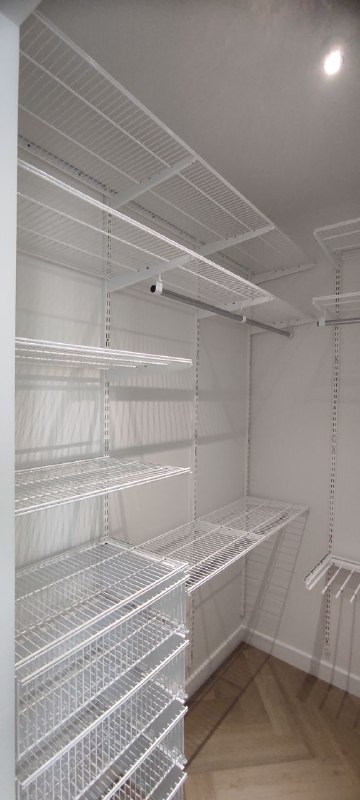 Белая угловая гардеробная с выдвижными корзинами, ~1×2,1 м, фото 2