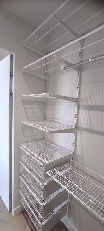 Белая угловая гардеробная с выдвижными корзинами, ~1×2,1 м, фото 3