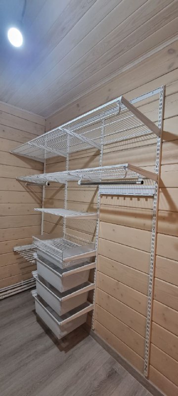 Белая угловая гардеробная с выдвижными корзинами, фото 1