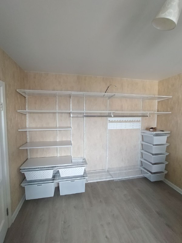 Белая угловая гардеробная с выдвижными корзинами, ~2,8×2,5 м, фото 1