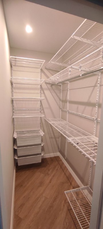 Белая угловая гардеробная с выдвижными корзинами, ~1,3×2,1 м, фото 1