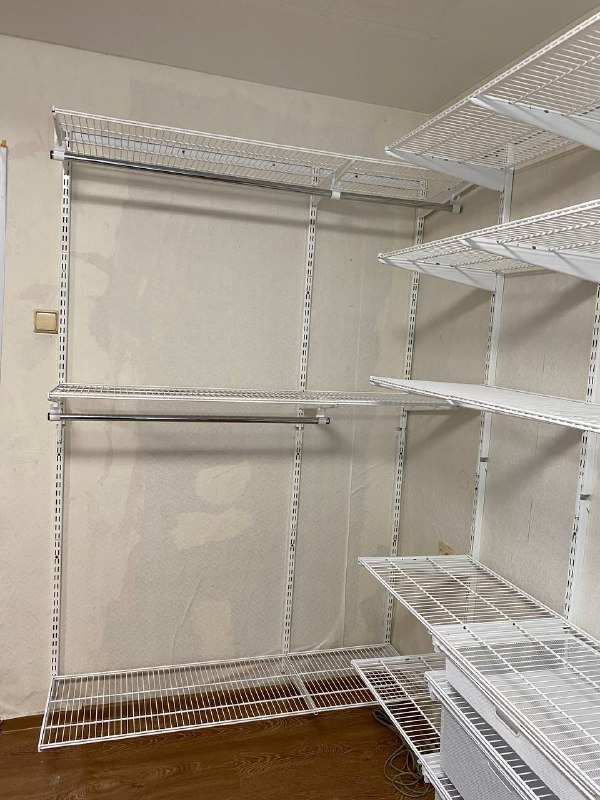 Белая угловая гардеробная с выдвижными корзинами, ~2,4×2,1 м, фото 1