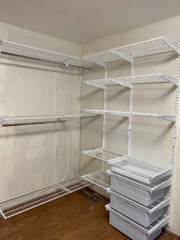 Белая угловая гардеробная с выдвижными корзинами, ~2,4×2,1 м, фото 3