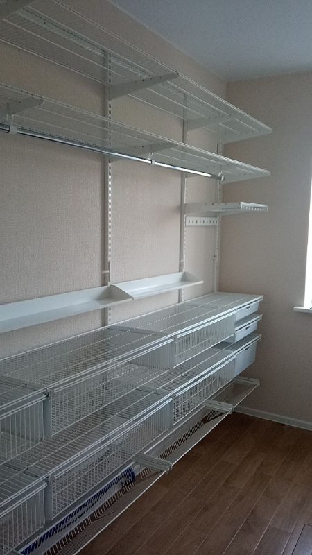 Белая угловая гардеробная с выдвижными корзинами, ~2,7×2 м, фото 1