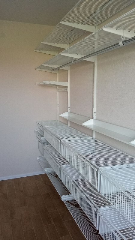 Белая угловая гардеробная с выдвижными корзинами, ~2,7×2 м, фото 2