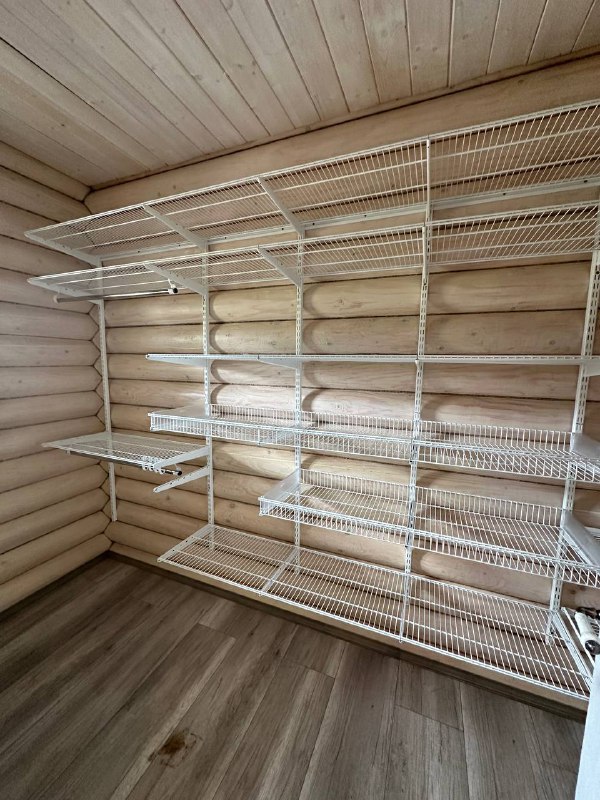 Белая угловая гардеробная с выдвижными корзинами, фото 1