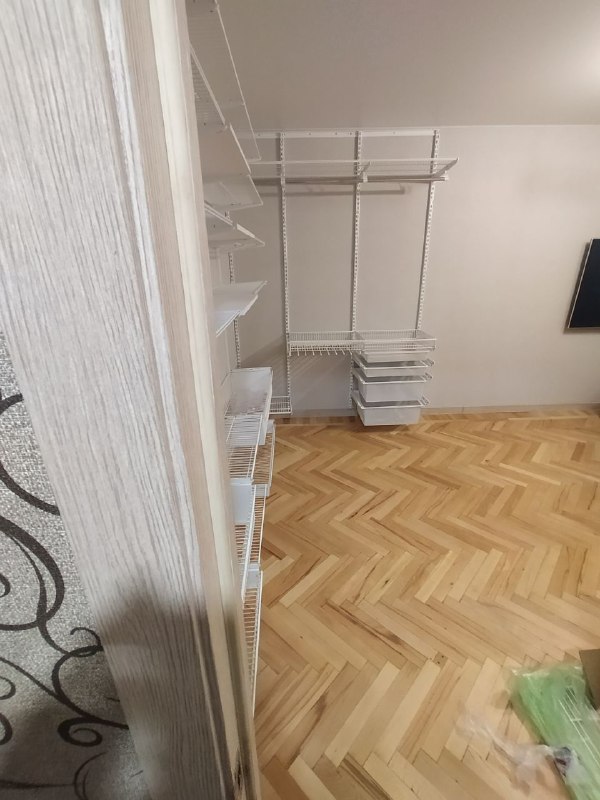 Белая угловая гардеробная с выдвижными корзинами, ~2,8×2,5 м, фото 1