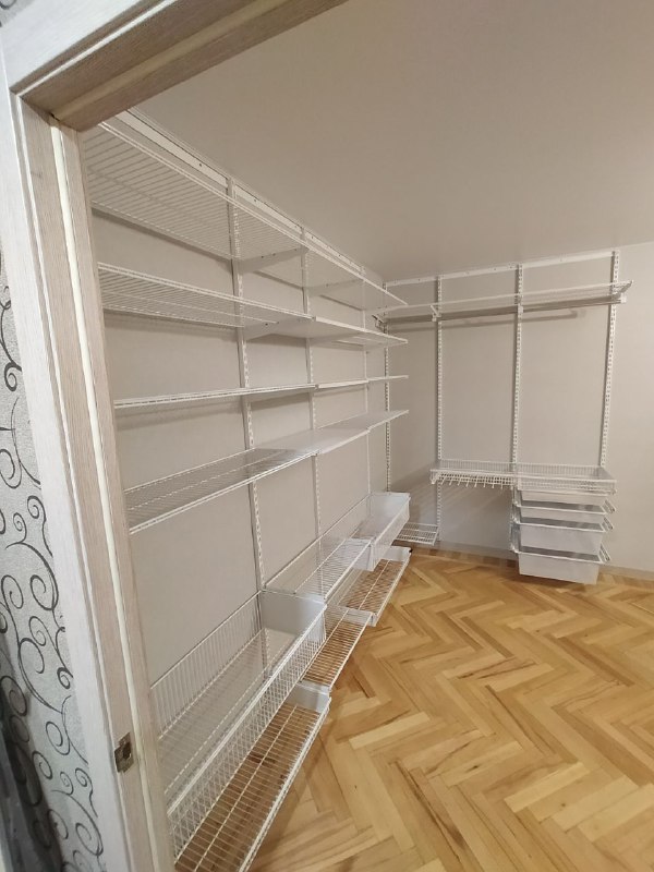 Белая угловая гардеробная с выдвижными корзинами, ~2,8×2,5 м, фото 2