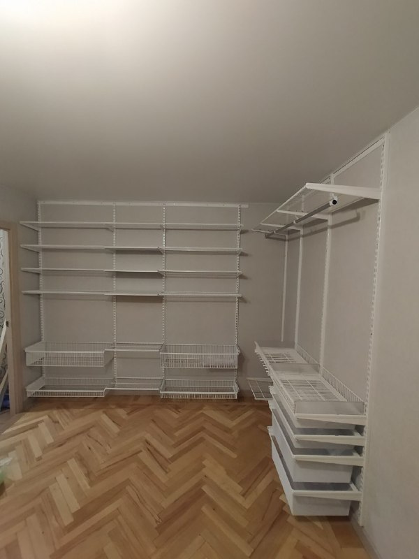 Белая угловая гардеробная с выдвижными корзинами, ~2,8×2,5 м, фото 3