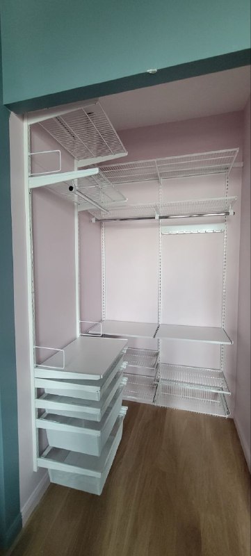 Белая угловая гардеробная с выдвижными корзинами, ~1,5×1,8 м, фото 1