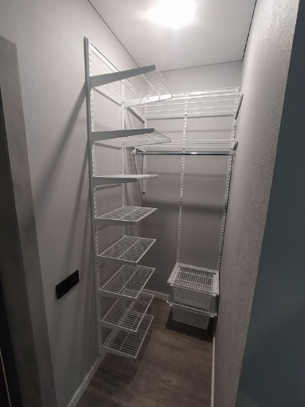 Белая угловая гардеробная с выдвижными корзинами, ~1,2×1,8 м, фото 2