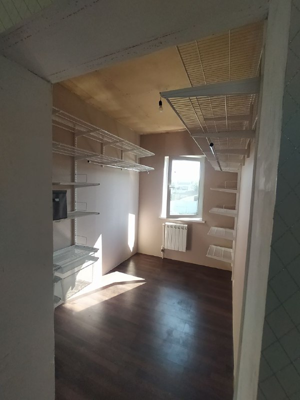 Белая угловая гардеробная с выдвижными корзинами, ~2,1×3,1 м, фото 1