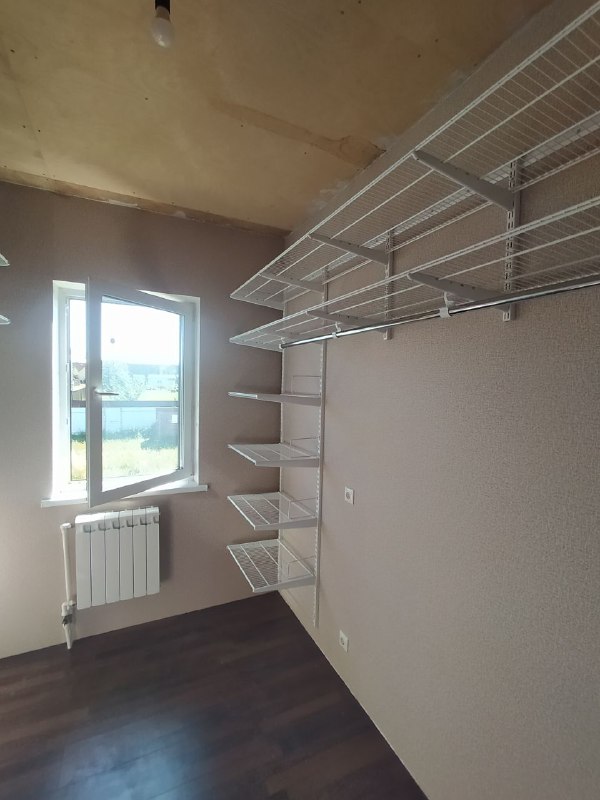 Белая угловая гардеробная с выдвижными корзинами, ~2,1×3,1 м, фото 2