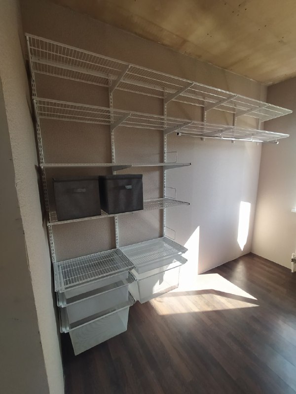 Белая угловая гардеробная с выдвижными корзинами, ~2,1×3,1 м, фото 3