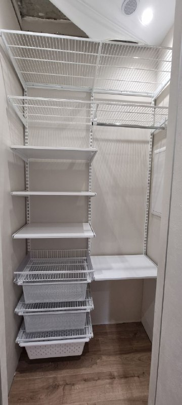 Белая угловая гардеробная с выдвижными корзинами, ~1,2×0,9 м, фото 1