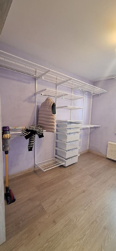Белая угловая гардеробная с выдвижными корзинами, фото 1