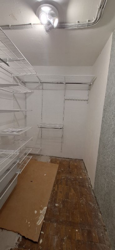 Белая угловая гардеробная с выдвижными корзинами, ~1,8×2,4 м, фото 1
