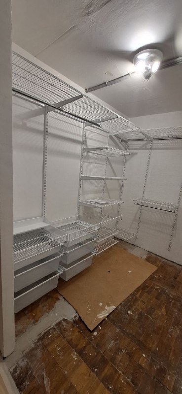 Белая угловая гардеробная с выдвижными корзинами, ~1,8×2,4 м, фото 2